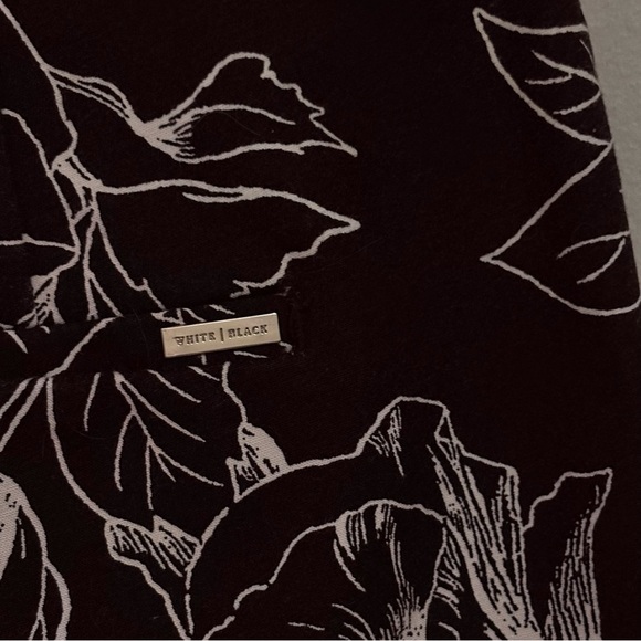 White House Black Market - Black & White Floral Flare Crop Cotton Pants - Picture 11 of 12